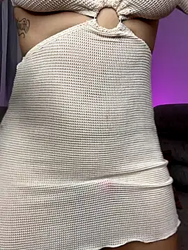 Snapshot of YovngBaby chatting on December 4, 5:49 am YovngBaby online show from December 4, 5:49 am