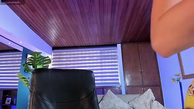 Snapshot of IsabellaaJoness chatting on October 18, 11:44 am IsabellaaJoness online show from October 18, 11:44 am