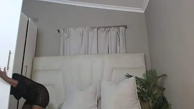 naughtyblackdolie online show from March 15, 4:13 am