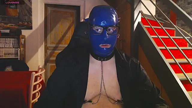 Snapshot of punky233 chatting on December 18, 4:35 pm punky233 online show from December 18, 4:35 pm