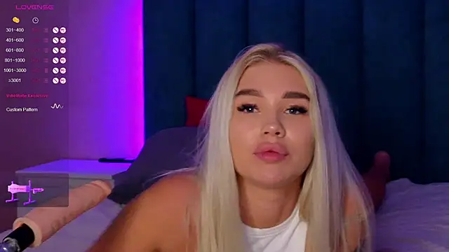 Snapshot of DreamPussyy chatting on February 17, 7:15 am DreamPussyy online show from February 17, 7:15 am