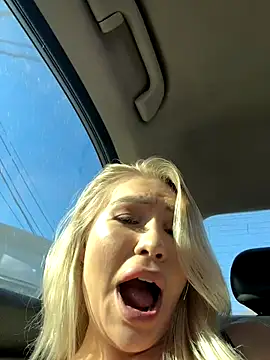 Snapshot of DreamPussyy chatting on October 25, 5:37 am DreamPussyy online show from October 25, 5:37 am