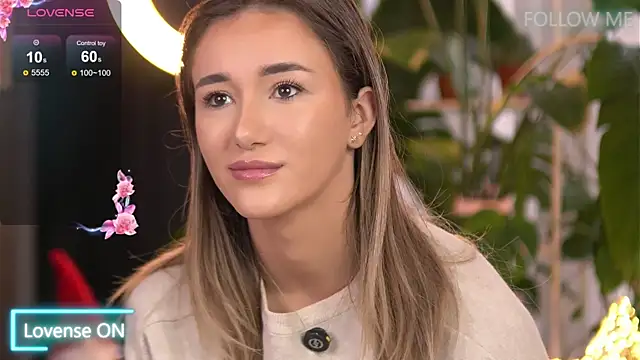 Snapshot of EmilyRaymont chatting on December 17, 10:32 am EmilyRaymont online show from December 17, 10:32 am