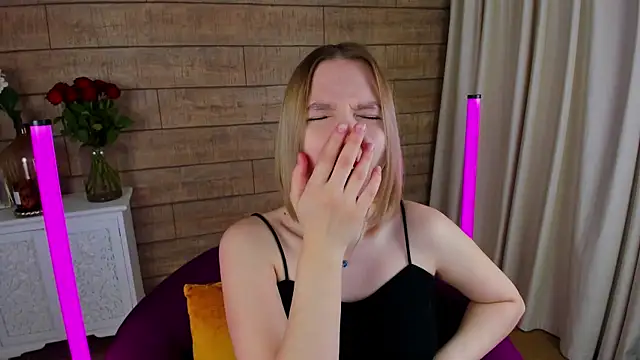 LiliLinn online show from March 18, 5:09 am