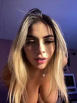 Snapshot of MiaWhitePink_ chatting on January 23, 10:32 am MiaWhitePink online show from January 23, 10:32 am