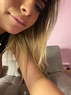 Snapshot of MiaWhitePink_ chatting on February 7, 11:12 am MiaWhitePink online show from February 7, 11:12 am