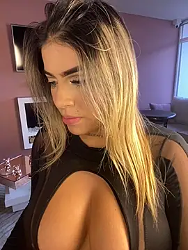 Snapshot of MiaWhitePink_ chatting on February 14, 11:42 am MiaWhitePink online show from February 14, 11:42 am