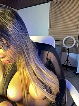 Snapshot of MiaWhitePink_ chatting on March 14, 8:32 am MiaWhitePink online show from March 14, 8:32 am