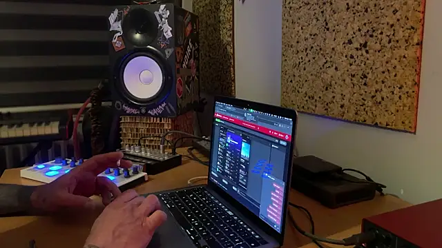 Snapshot of kameray12 chatting on March 7, 4:44 pm kameray12 online show from March 7, 4:44 pm