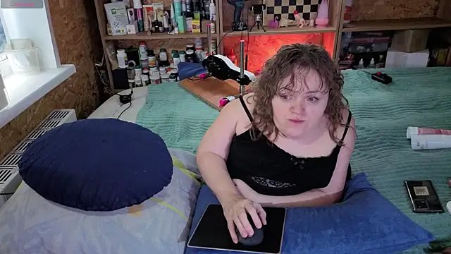 Snapshot of MiniNatalie chatting on November 14, 5:28 am MiniNatalie online show from November 14, 5:28 am