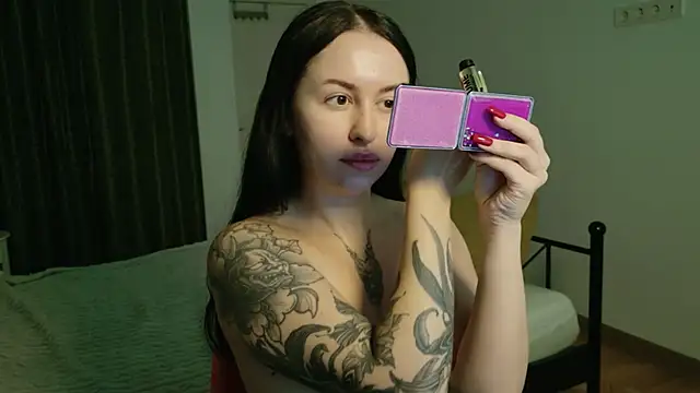 Snapshot of VioletCatt chatting on October 24, 5:48 am VioletCatt online show from October 24, 5:48 am