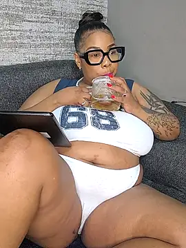 Snapshot of ExclusiveLeexx chatting on February 22, 7:14 pm ExclusiveLeexx online show from February 22, 7:14 pm