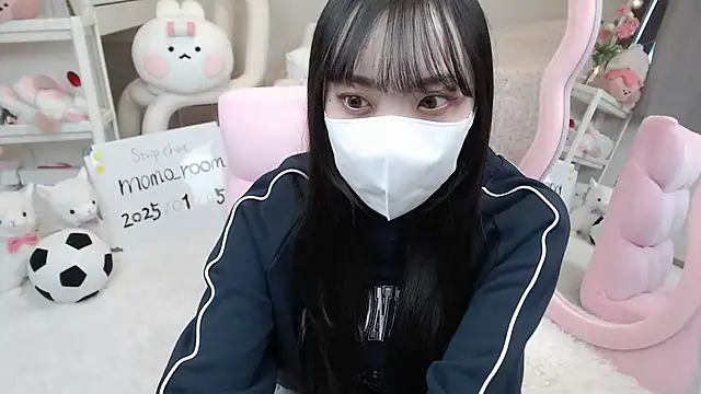 Snapshot of momo_room chatting on January 5, 4:04 am momo room online show from January 5, 4:04 am