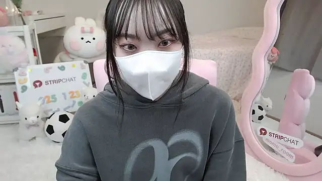 Snapshot of momo_room chatting on January 23, 1:13 pm momo room online show from January 23, 1:13 pm