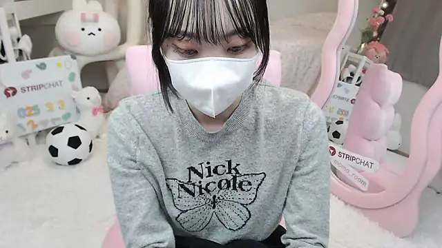 Snapshot of momo_room chatting on March 3, 1:42 pm momo room online show from March 3, 1:42 pm