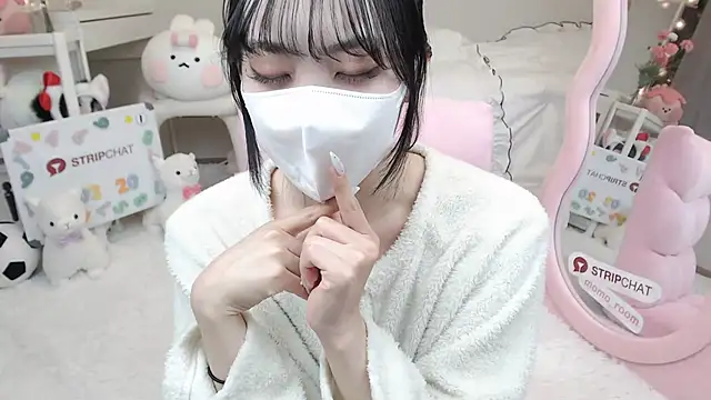 Snapshot of momo_room chatting on March 20, 11:05 am momo room online show from March 20, 11:05 am