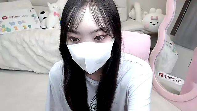 Snapshot of momo_room chatting on October 4, 6:33 am momo room online show from October 4, 6:33 am