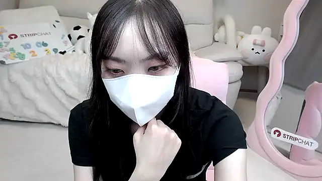 Snapshot of momo_room chatting on October 6, 10:45 am momo room online show from October 6, 10:45 am