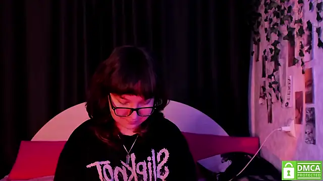 Snapshot of dreamgirllovee chatting on November 17, 5:02 am dreamgirllovee online show from November 17, 5:02 am