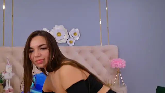 Snapshot of CamillaLarson chatting on December 19, 9:18 am CamillaLarson online show from December 19, 9:18 am