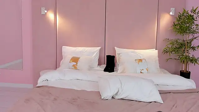Snapshot of CamillaLarson chatting on February 6, 10:37 am CamillaLarson online show from February 6, 10:37 am