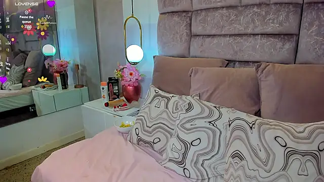 Snapshot of amina_west chatting on October 19, 12:44 am amina west online show from October 19, 12:44 am