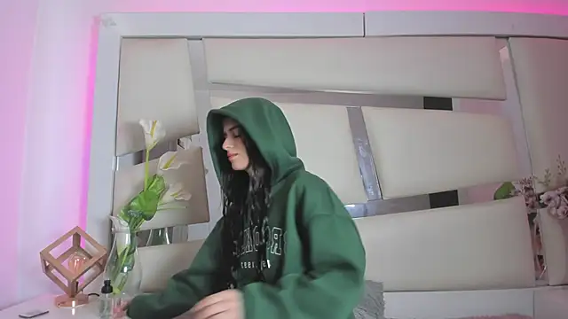 chrystal js online show from December 10, 1:22 pm