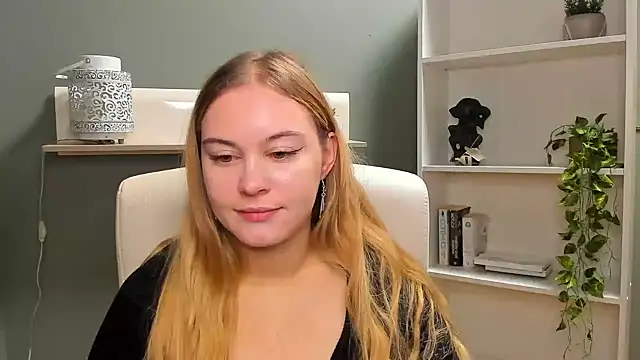 Snapshot of kitty_valeria chatting on December 21, 7:35 am kitty valeria online show from December 21, 7:35 am