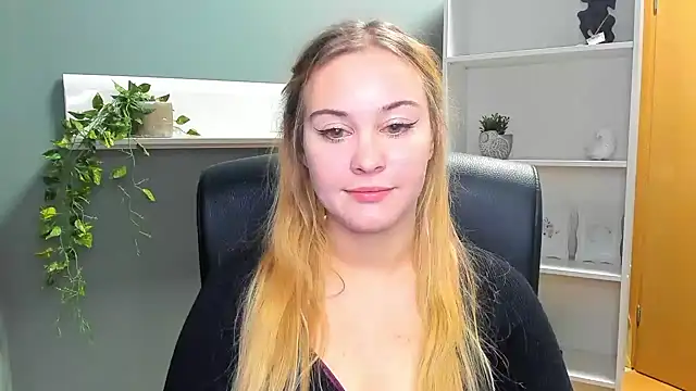 Snapshot of kitty_valeria chatting on January 19, 10:50 am kitty valeria online show from January 19, 10:50 am