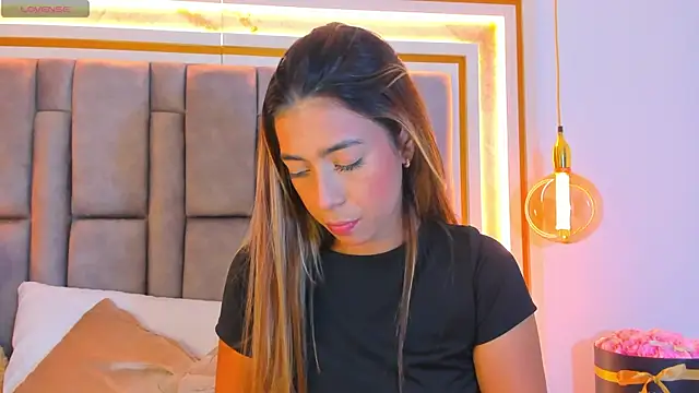 Snapshot of elianabrown chatting on December 15, 10:58 pm elianabrown online show from December 15, 10:58 pm