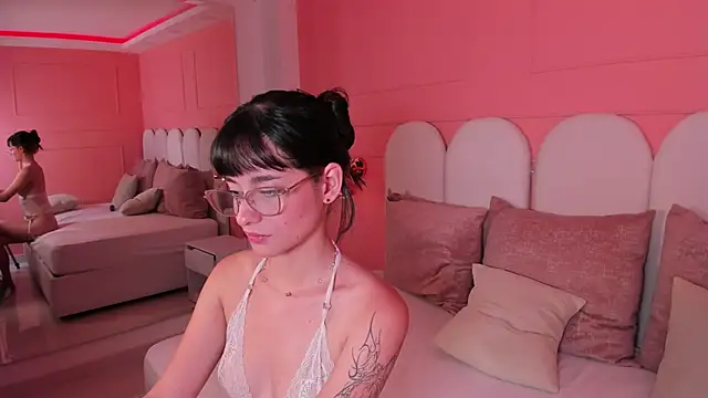 emilly williams  online show from December 2, 8:33 pm