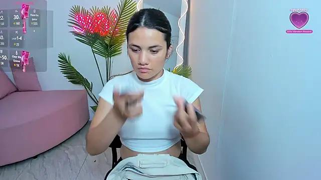 Snapshot of Chiara_tay chatting on January 15, 2:27 am Chiara tay online show from January 15, 2:27 am