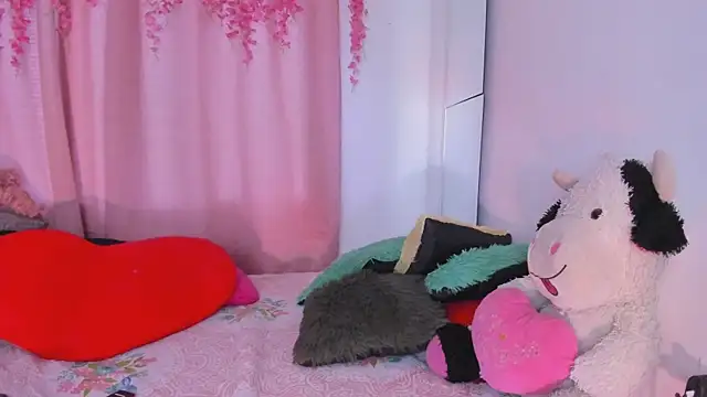 Snapshot of msschloee_ chatting on November 4, 10:42 pm msschloee online show from November 4, 10:42 pm