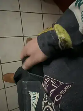 Snapshot of dickshome chatting on December 18, 9:25 am dickshome online show from December 18, 9:25 am