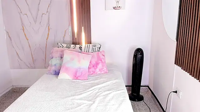 Snapshot of mia_six66 chatting on December 18, 12:11 pm mia six66 online show from December 18, 12:11 pm