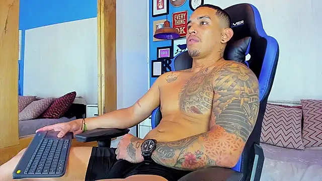 Snapshot of Damian09_ chatting on March 15, 9:38 pm Damian09 online show from March 15, 9:38 pm