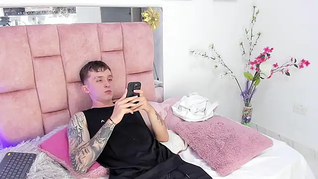 Dylanwhite23  online show from January 29, 2:09 am