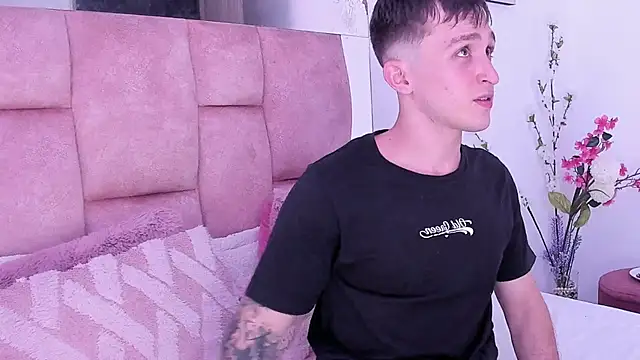 Dylanwhite23  online show from February 25, 5:41 am