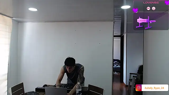 Snapshot of ashely_ryan24 chatting on November 14, 7:01 pm ashely ryan24 online show from November 14, 7:01 pm