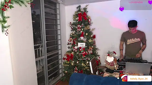 Snapshot of ashely_ryan24 chatting on December 17, 11:44 pm ashely ryan24 online show from December 17, 11:44 pm