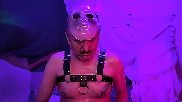 Snapshot of BushBator chatting on October 19, 7:42 am BushBator online show from October 19, 7:42 am