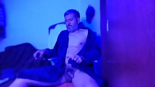 Snapshot of BushBator chatting on November 18, 6:18 am BushBator online show from November 18, 6:18 am