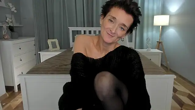 Snapshot of SimonaDeBeauvoir chatting on December 19, 7:29 pm SimonaDeBeauvoir online show from December 19, 7:29 pm