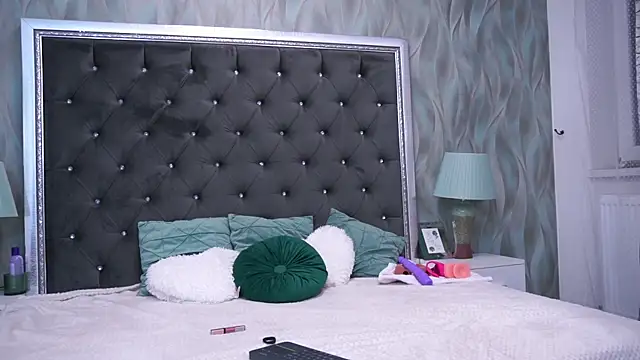 AnneHove online show from December 6, 6:17 pm