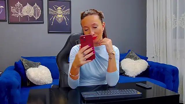 AnneHove online show from December 4, 5:28 am