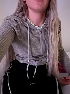 Snapshot of Holly-Glamour chatting on December 14, 1:33 am Holly-Glamour online show from December 14, 1:33 am