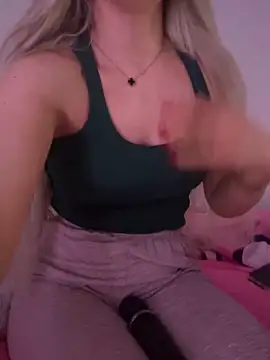 Snapshot of Holly-Glamour chatting on December 19, 2:18 am Holly-Glamour online show from December 19, 2:18 am