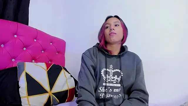 katia  dann online show from February 5, 10:33 pm