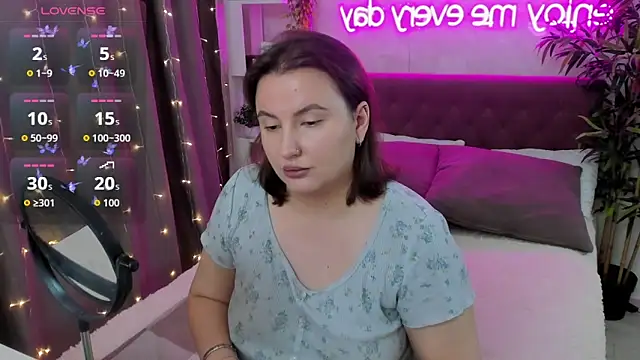 Snapshot of FeralPeach chatting on October 10, 5:06 am FeralPeach online show from October 10, 5:06 am