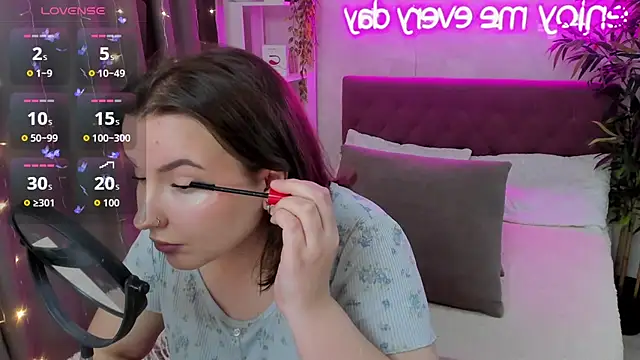 Snapshot of FeralPeach chatting on October 25, 5:04 am FeralPeach online show from October 25, 5:04 am